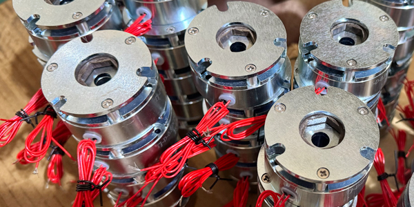 微型电机能用0.3KG失电制动器吗？